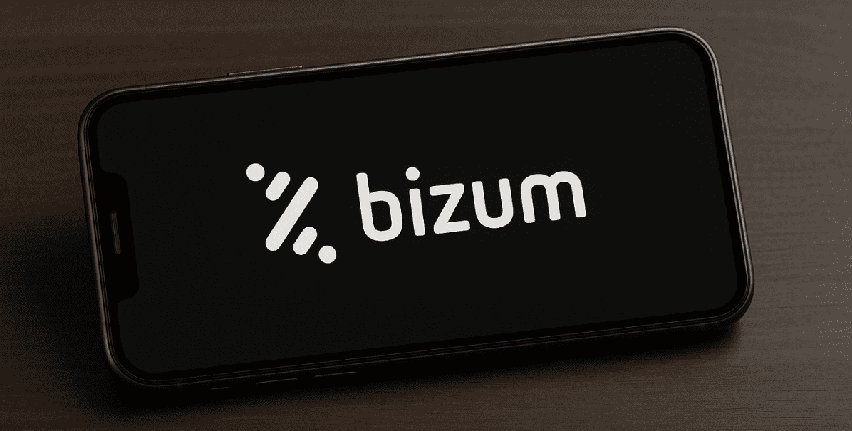 en la imagen se ve un móvil con el logo de Bizum en pantalla