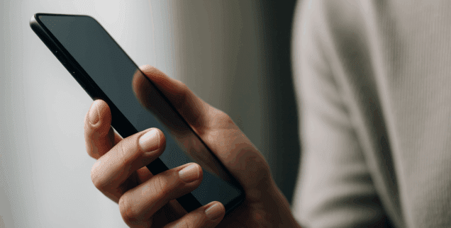 en la imagen se ve una persona con un móvil en la mano