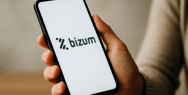en la imagen se ve un móvil con el logo de Bizum en pantalla