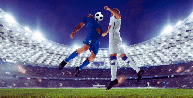 dos futbolistas chutando el balón con el pecho